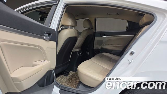 Hyundai AVANTE 2019 — photo 17