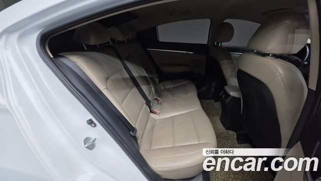 Hyundai AVANTE 2019 — photo 19