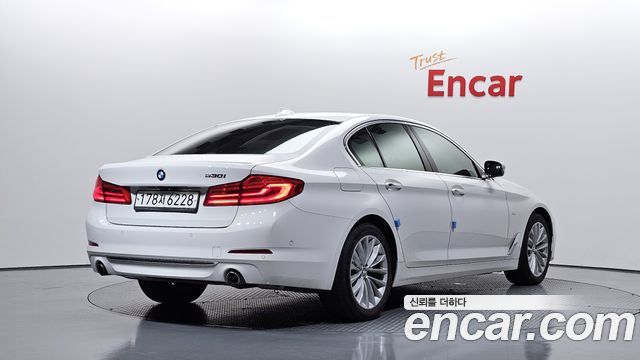 BMW 5-Series 2018 — photo 2