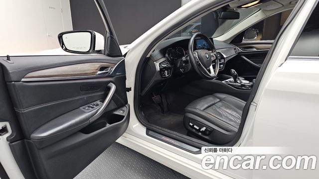 BMW 5-Series 2018 — photo 13