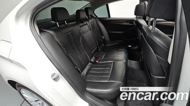 BMW 5-Series 2018 — photo 17