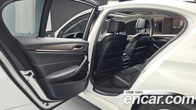 BMW 5-Series 2018 — photo 18