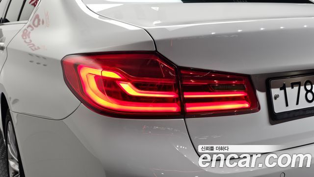 BMW 5-Series 2018 — photo 9