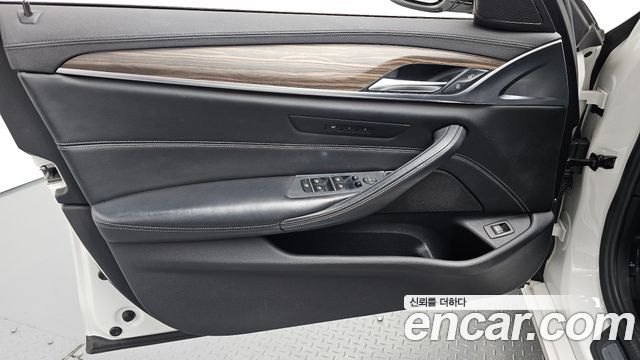 BMW 5-Series 2018 — photo 14
