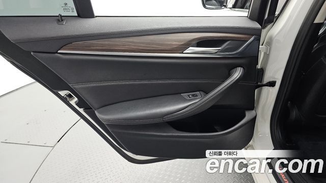 BMW 5-Series 2018 — photo 15