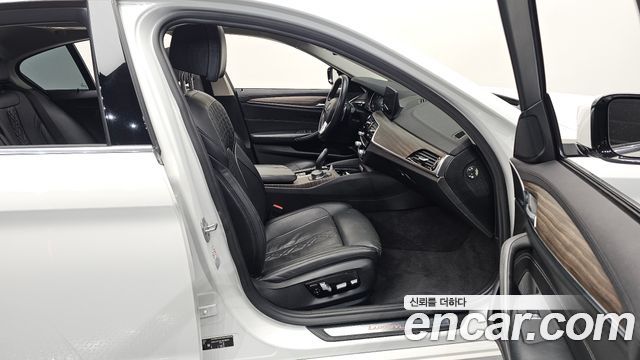 BMW 5-Series 2018 — photo 16