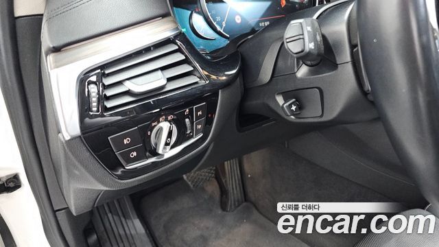BMW 5-Series 2018 — photo 27