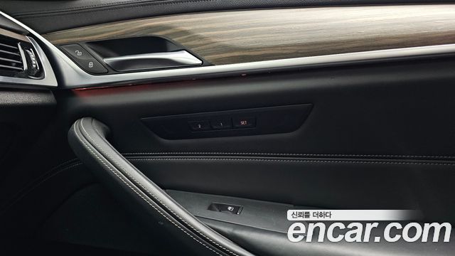 BMW 5-Series 2018 — photo 30