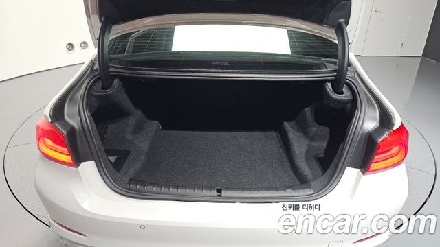 BMW 5-Series 2018 — photo 32