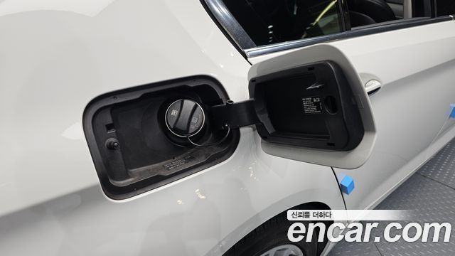 BMW 5-Series 2018 — photo 34
