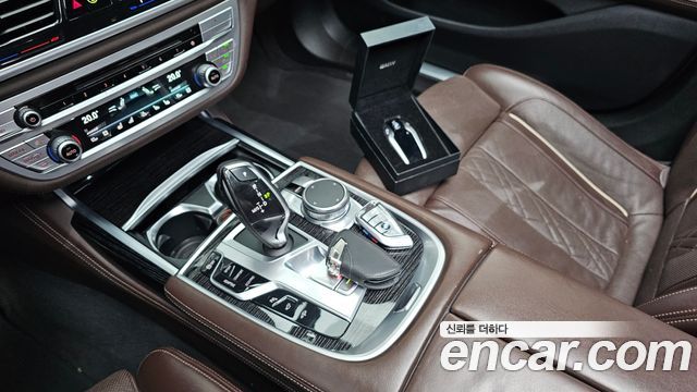 BMW 7-Series 2018 — photo 9