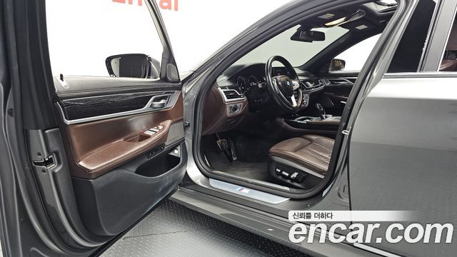 BMW 7-Series 2018 — photo 10
