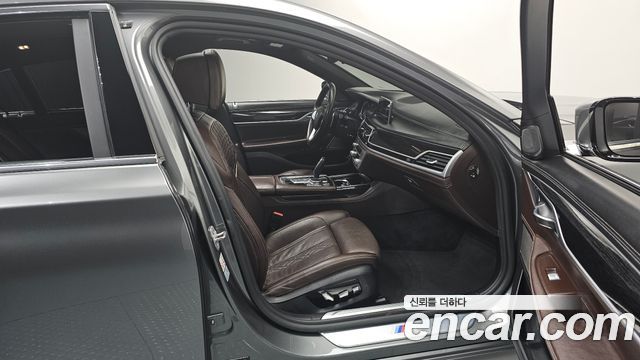 BMW 7-Series 2018 — photo 11