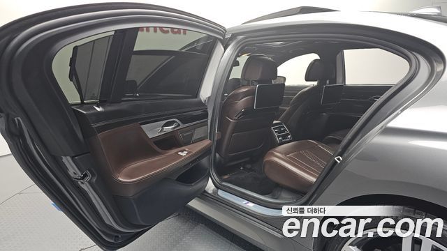 BMW 7-Series 2018 — photo 12