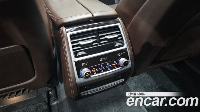 BMW 7-Series 2018 — photo 18