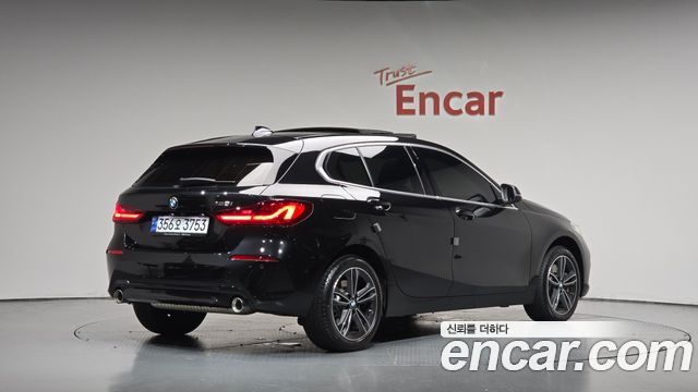 BMW 1-Series 2023 — photo 2