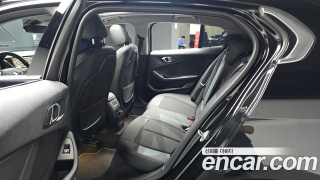 BMW 1-Series 2023 — photo 17