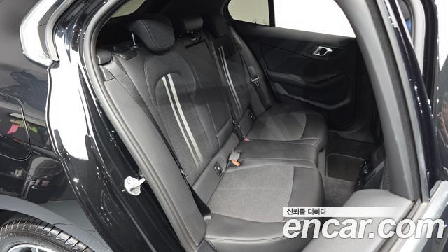 BMW 1-Series 2023 — photo 18