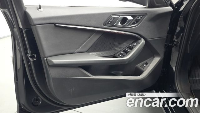 BMW 1-Series 2023 — photo 14