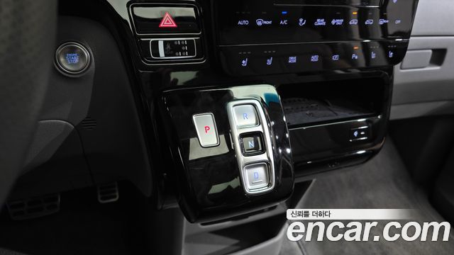 Hyundai Staria 2025 — photo 12
