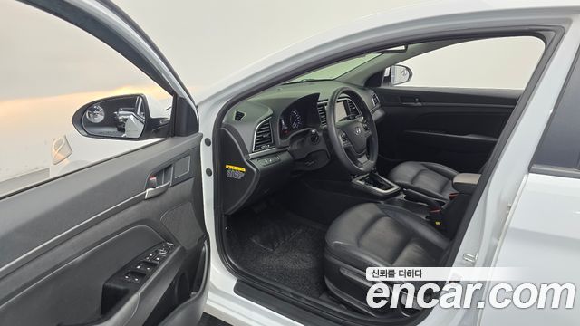 Hyundai AVANTE 2018 — photo 13