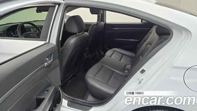 Hyundai AVANTE 2018 — photo 17