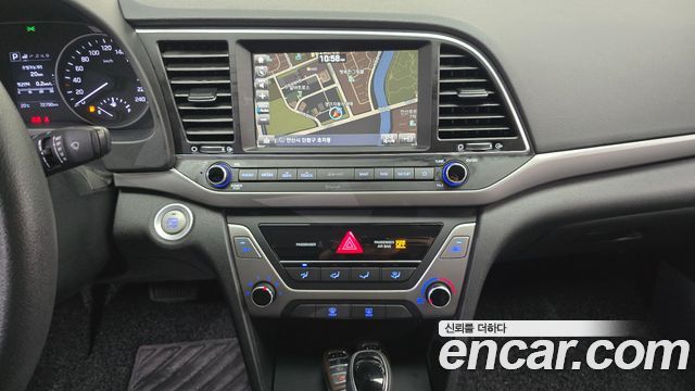 Hyundai AVANTE 2018 — photo 18