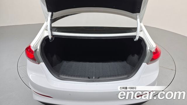 Hyundai AVANTE 2018 — photo 21