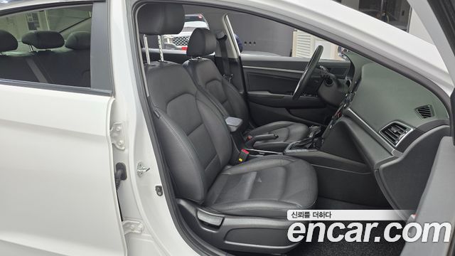 Hyundai AVANTE 2018 — photo 16