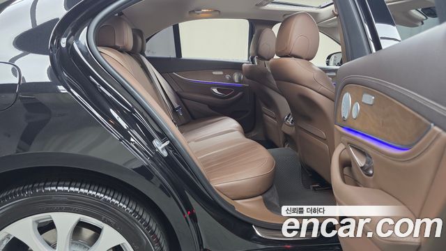Mercedes-Benz E-Class 2018 — photo 17
