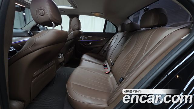 Mercedes-Benz E-Class 2018 — photo 18