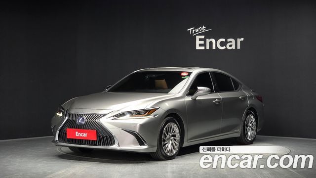 Lexus ES 2019 — photo 1