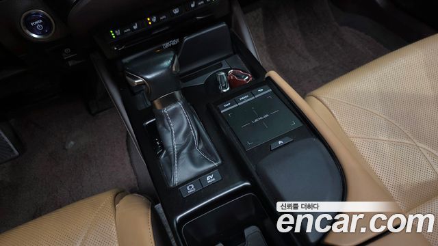 Lexus ES 2019 — photo 9