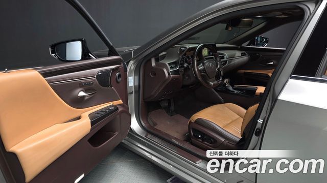 Lexus ES 2019 — photo 10