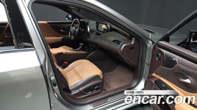 Lexus ES 2019 — photo 11