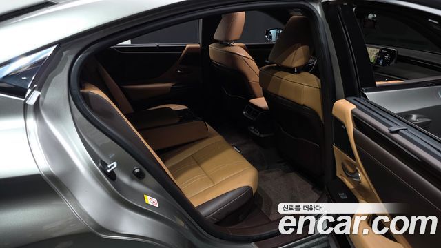 Lexus ES 2019 — photo 12