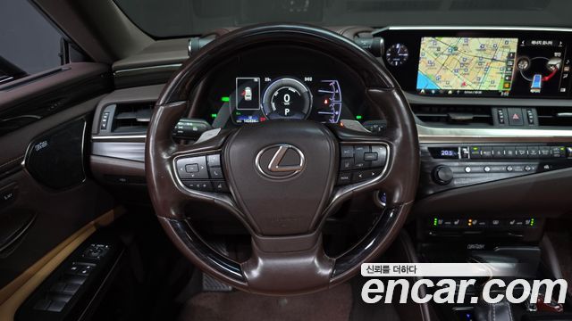 Lexus ES 2019 — photo 13
