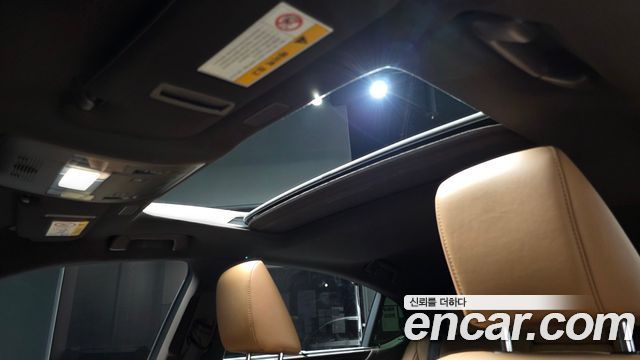 Lexus ES 2019 — photo 17