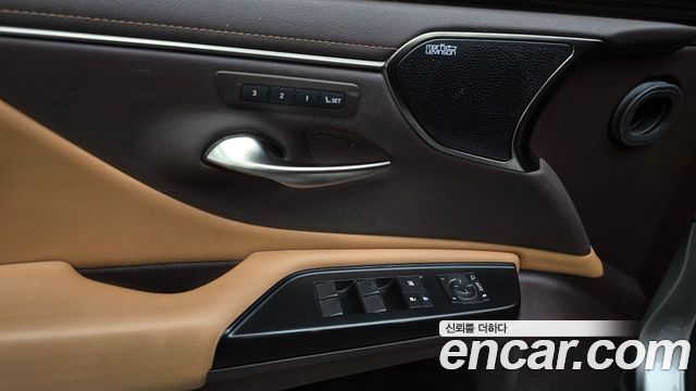 Lexus ES 2019 — photo 18