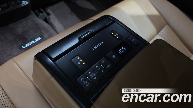 Lexus ES 2019 — photo 19