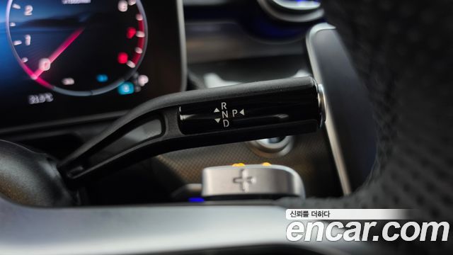 Mercedes-Benz C-Class 2025 — photo 12