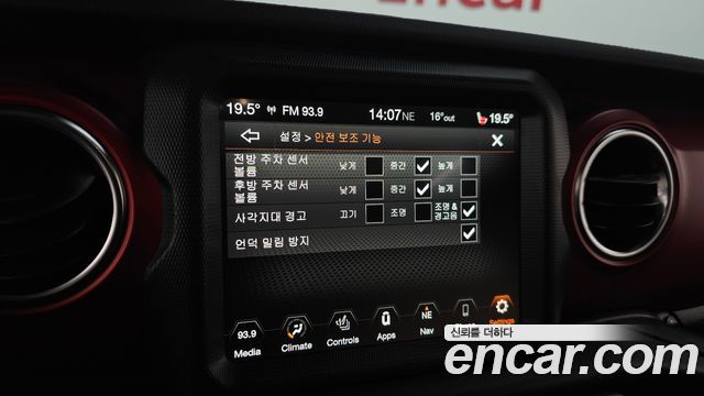 Jeep Wrangler 2023 — photo 21