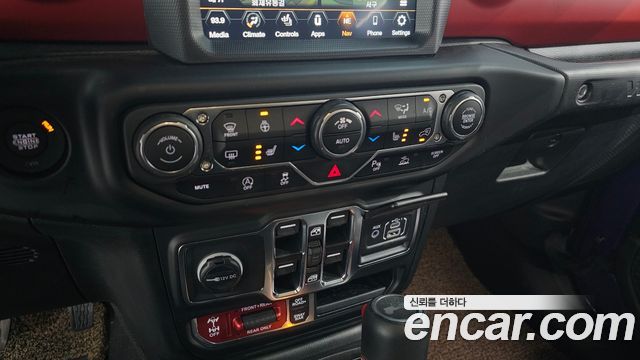 Jeep Wrangler 2023 — photo 28
