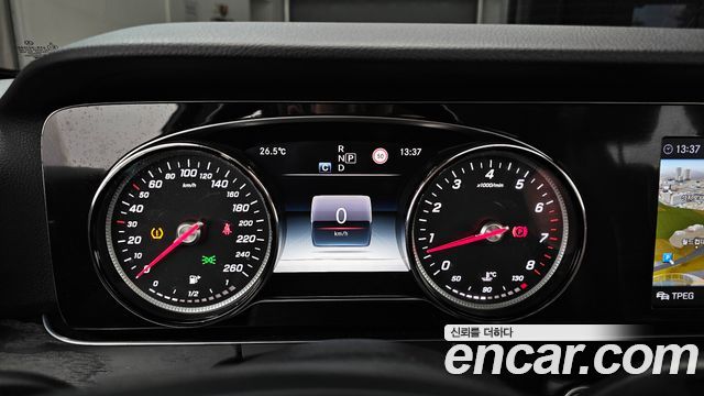 Mercedes-Benz E-Class 2018 — photo 11