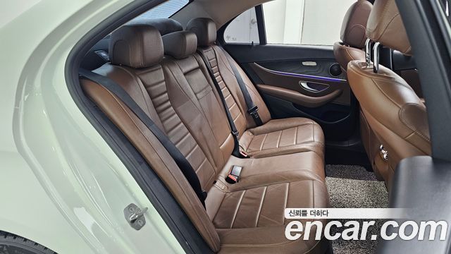 Mercedes-Benz E-Class 2018 — photo 17