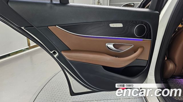 Mercedes-Benz E-Class 2018 — photo 15