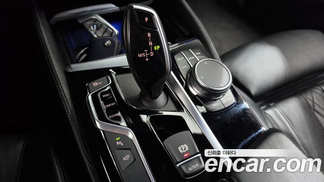 BMW 5-Series 2019 — photo 12
