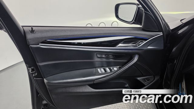 BMW 5-Series 2019 — photo 14