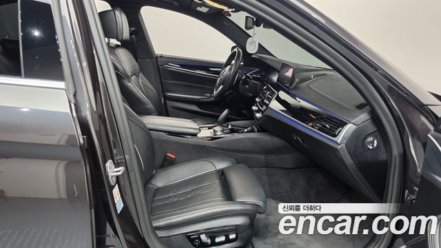 BMW 5-Series 2019 — photo 16