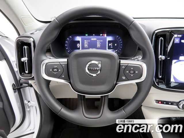 Volvo XC40 2025 — photo 8